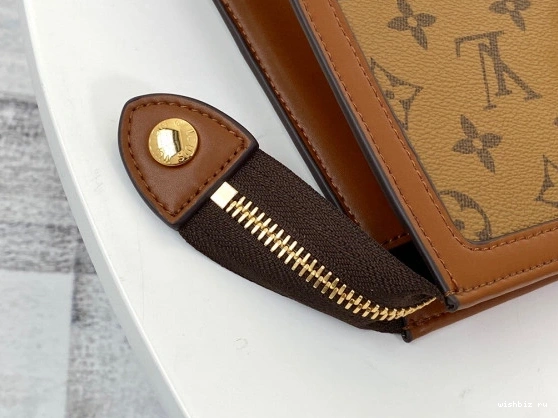 WIS VUITTON LOUIS CHANELUTCH 0823